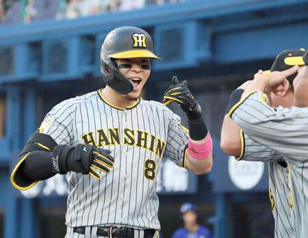 　１回、ソロを放った佐藤輝はナインに迎えられ喜ぶ（撮影・田中太一）