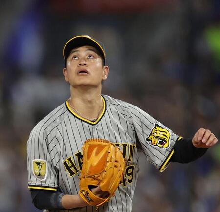 　６回、同点弾となったオースティンの打球を見上げる大竹（撮影・田中太一）