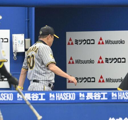 　２ケタ失点で連勝が８で止まり、ベンチを後にする岡田監督（撮影・伊藤笙子）