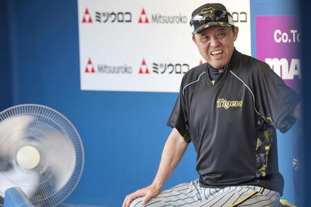 　「あっついな～！」。ベンチで扇風機を回しながら練習を見る阪神・岡田彰布監督（撮影・田中太一）
