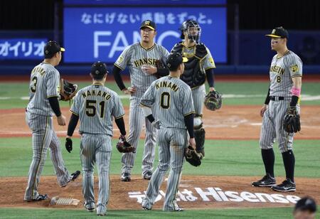 　７回、ＤｅＮＡに勝ち越しを許し降板する岩貞（撮影・金田祐二）