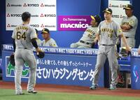 　８回、岡留を降板させた岡田監督。右手前は大竹（撮影・金田祐二）