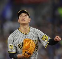 　６回、同点弾となったオースティンの打球を見上げる大竹（撮影・田中太一）