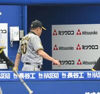 　２ケタ失点で連勝が８で止まり、ベンチを後にする岡田監督（撮影・伊藤笙子）