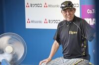 　「あっついな～！」。ベンチで扇風機を回しながら練習を見る阪神・岡田彰布監督（撮影・田中太一）