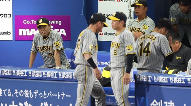 阪神・岡田監督が怒りの表情 初回3点先制も守備の乱れも絡んで