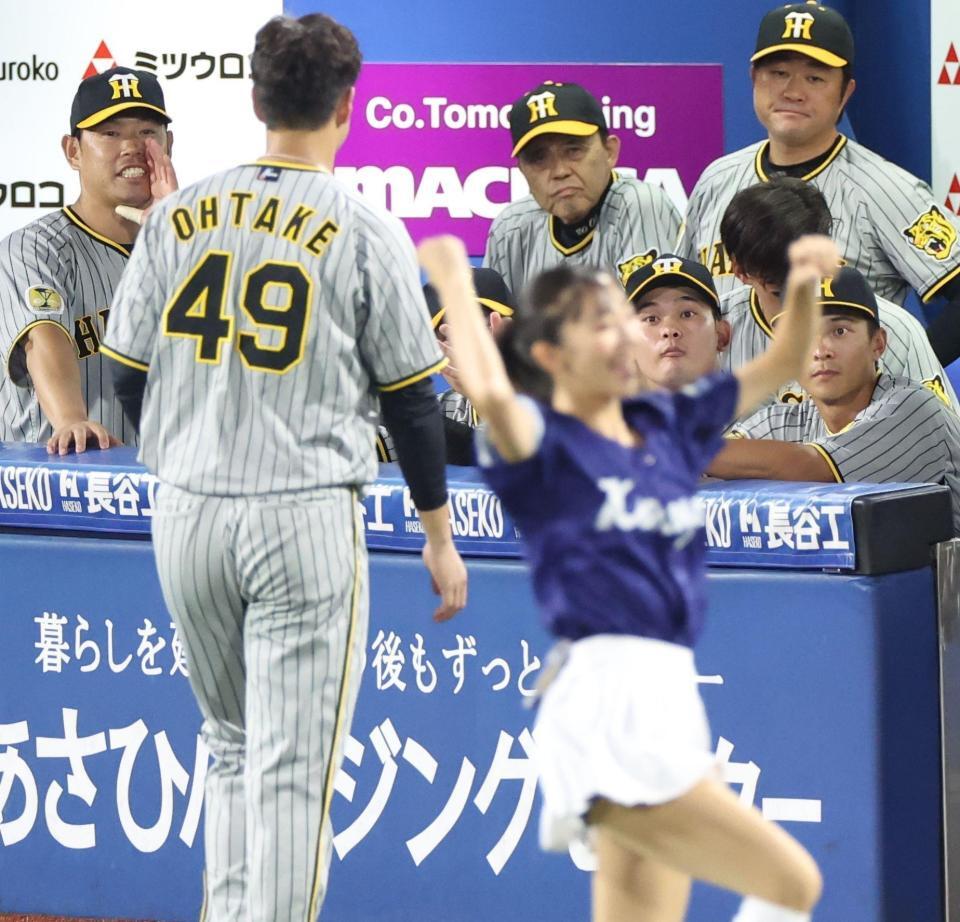　ベンチで渋い表情の岡田監督（撮影・金田祐二）