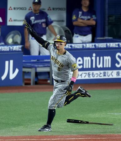 　５回、中越えに勝ち越し３ランを放つ佐藤輝（撮影・金田祐二）