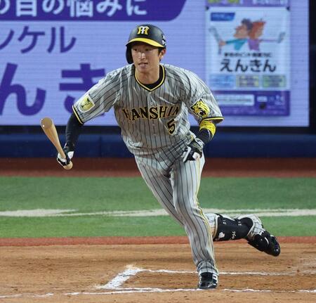 　６回、右前打を放つ近本（撮影・金田祐二）