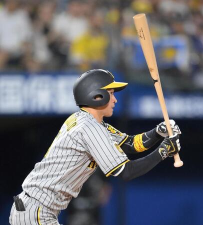 　６回、右前打を放つ近本（撮影・伊藤笙子）