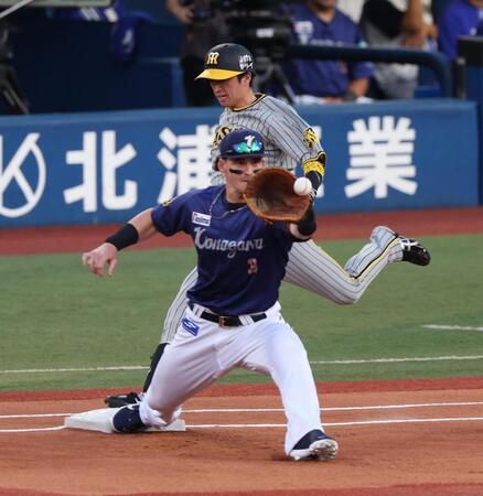 　１回、二塁内野安打で一塁へ駆け込む近本（撮影・金田祐二）