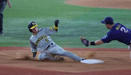 　３回、二盗をきめる近本（撮影・金田祐二）