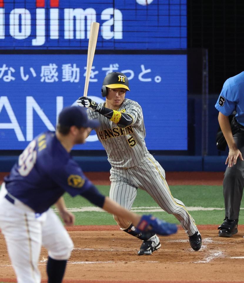 　３回、中前打を放つ近本（撮影・金田祐二）