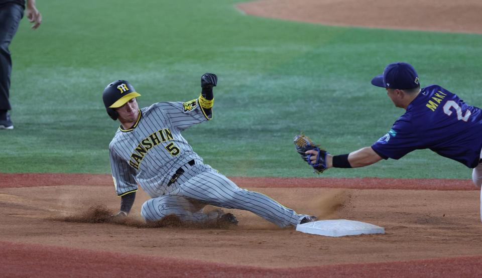 　３回、二盗をきめる近本（撮影・金田祐二）