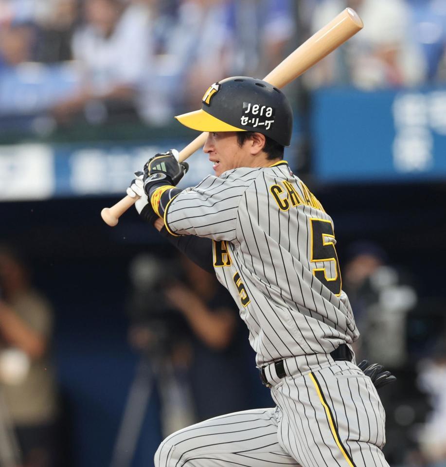 　１回、内野安打を放つ近本（撮影・田中太一）