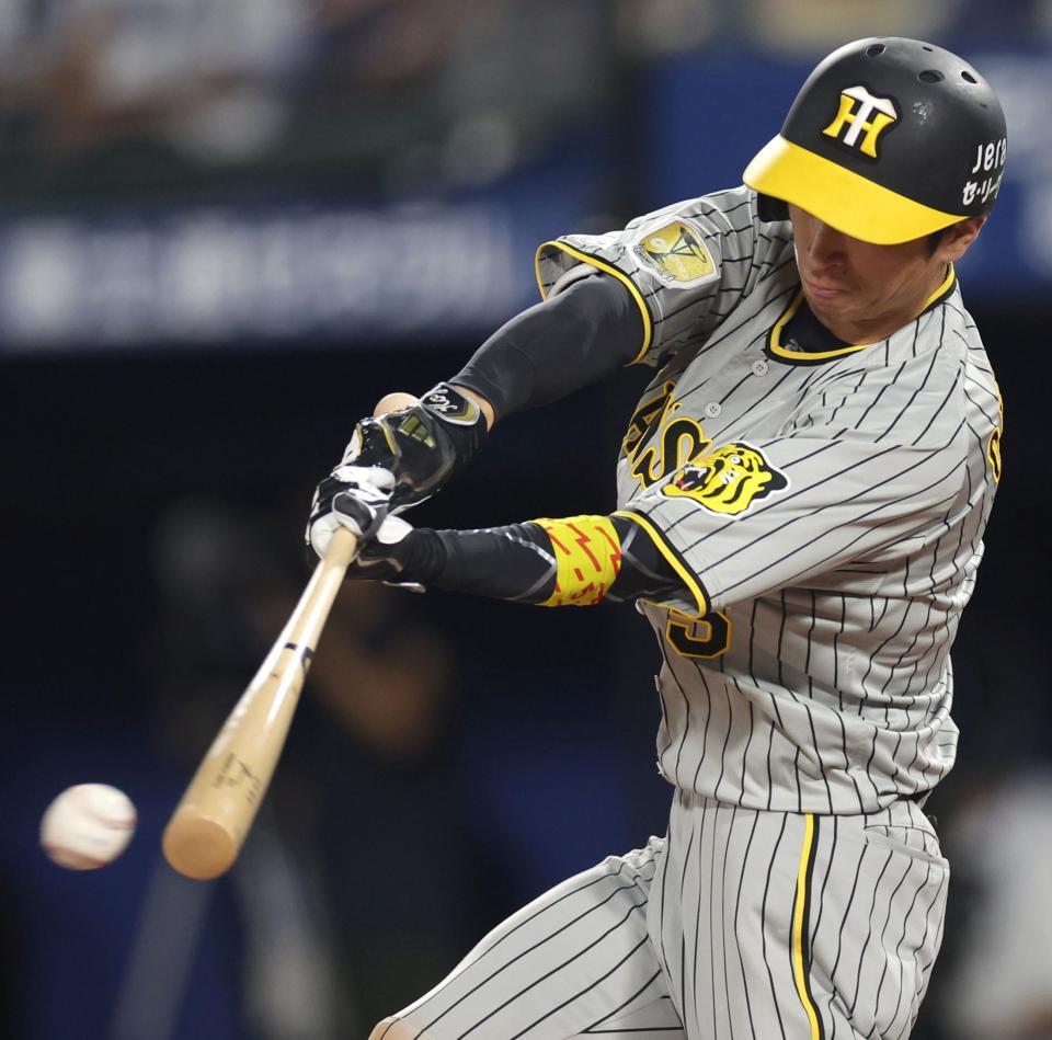 　６回、右前へ安打を放つ近本（撮影・田中太一）