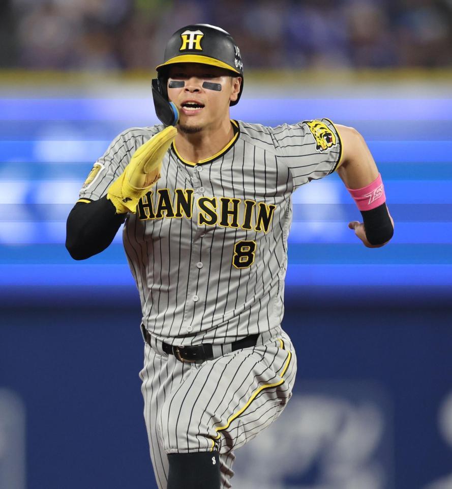 　４回、野口の安打で三塁へ走る佐藤輝（撮影・田中太一）