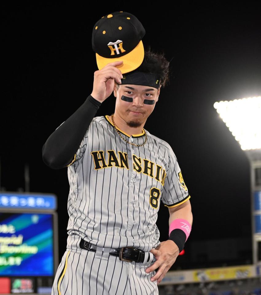 　お立ち台でスタンドの声援に応える佐藤輝（撮影・田中太一）