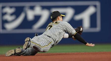 　２回、林の打球に飛びついて好捕しピンチを救う木浪