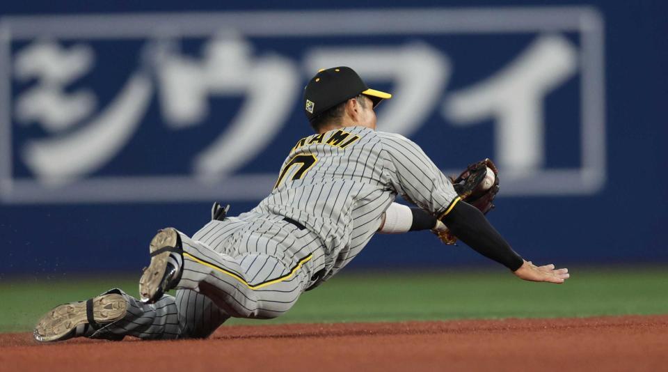 　２回、林の打球に飛びついて好捕しピンチを救う木浪