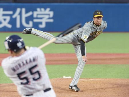 　１回、村上（手前）を空振り三振に仕留める才木（撮影・田中太一）