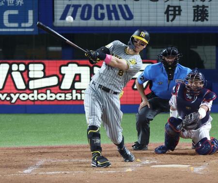 　５回、中前打を放つ佐藤輝（撮影・金田祐二）