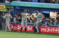 　３回、右越えに勝ち越し２ランを放ちナインに迎えられる佐藤輝（撮影・金田祐二）
