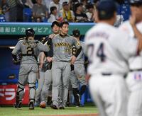 　９回、村上にサヨナラ打を浴びた岩崎（撮影・佐々木彰尚）