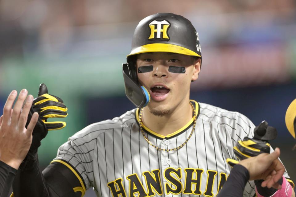 　３回、２ランを放った佐藤輝はナインに迎えられる（撮影・田中太一）