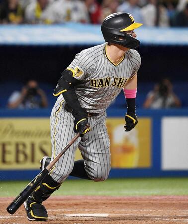 　５回、中前打を放つ佐藤輝