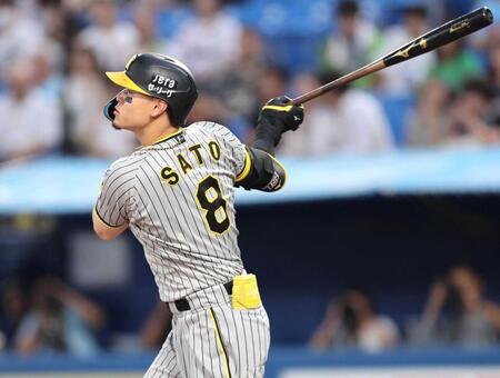 　１回、先制打を放つ佐藤輝