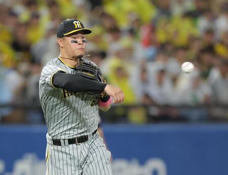 【写真】佐藤輝のエラーに渋い表情　怒っているのが分かる阪神・岡田監督