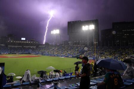 【写真】もはや恐怖　降雨コールドの神宮　とどろく雷鳴に夜空に走る稲光