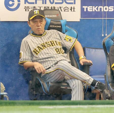 　降雨コールド負けに厳しい表情の岡田監督（撮影・西岡正）