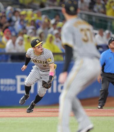 　２回、松本直の打球をエラーする佐藤輝（撮影・西岡正）