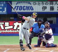 　３回、勝ち越し２ランを放つ佐藤輝（撮影・金田祐二）