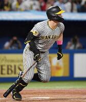 　５回、中前打を放つ佐藤輝