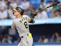 　１回、先制打を放つ佐藤輝