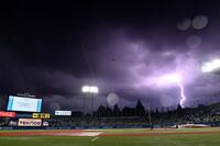 　雷鳴が響き渡り、中断となったヤクルト対阪神戦（撮影・田中太一）