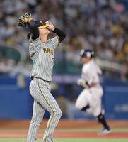 　１回、村上（右）に先制２ランを浴びた及川（撮影・西岡正）