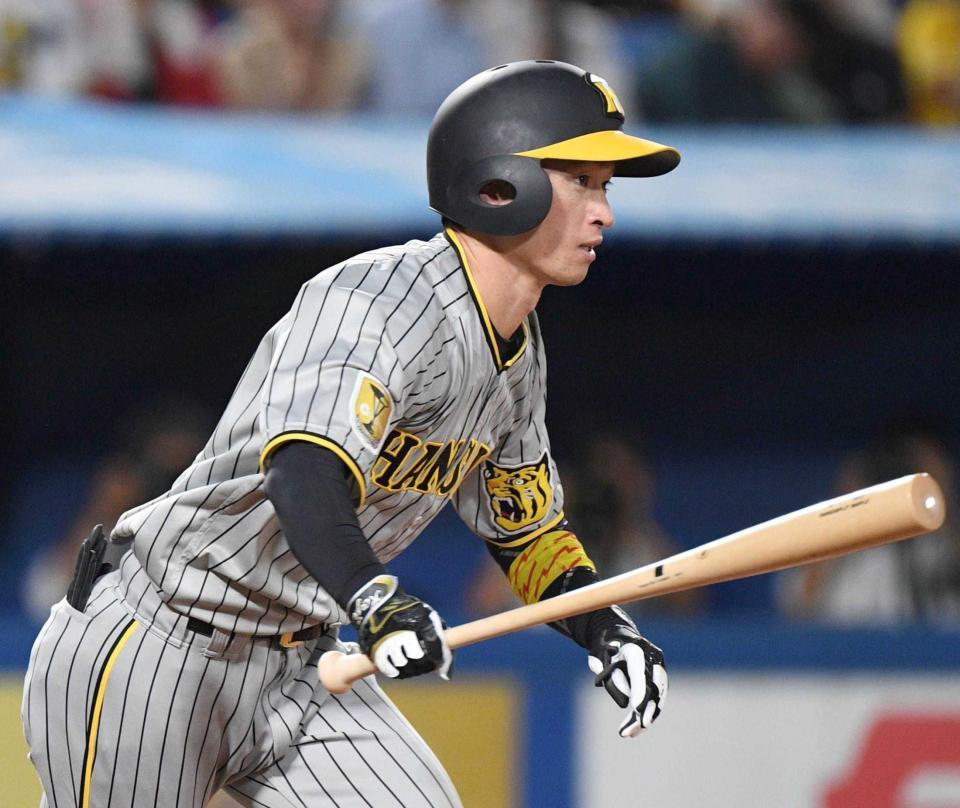 　３回、近本は右前打を放つ