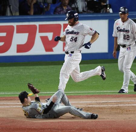 　２回、サイスニードのバントを佐藤輝が悪送球、カバーに入った中野は捕球できず