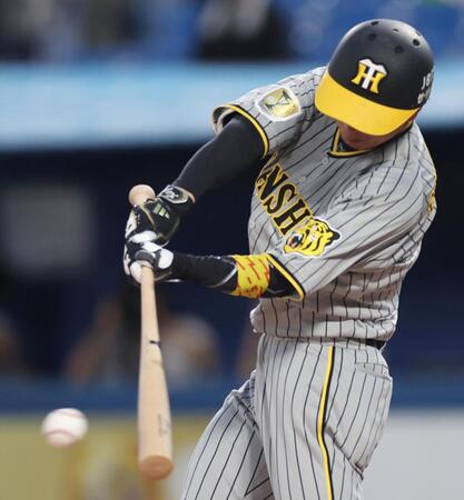 　１回、中前へ安打を放つ近本（撮影・田中太一）