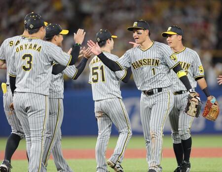 　ヤクルトに勝利し、ナインとタッチを交わす森下（撮影・西岡正）