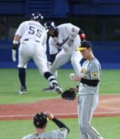 　１回、村上に先制２ランを浴びた及川（撮影・金田祐二）
