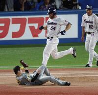 　２回、サイスニードのバントを佐藤輝が悪送球、カバーに入った中野は捕球できず