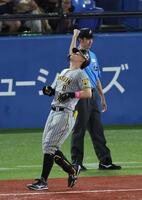 　４回、二ゴロに倒れる佐藤輝