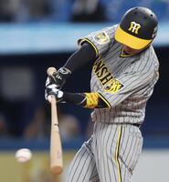 　１回、中前へ安打を放つ近本（撮影・田中太一）