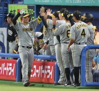 　４回、左越えに同点ソロを放ち、ナインに迎えられる森下（撮影・金田祐二）