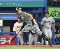 　５回、中前適時打を放つ佐藤輝（撮影・金田祐二）